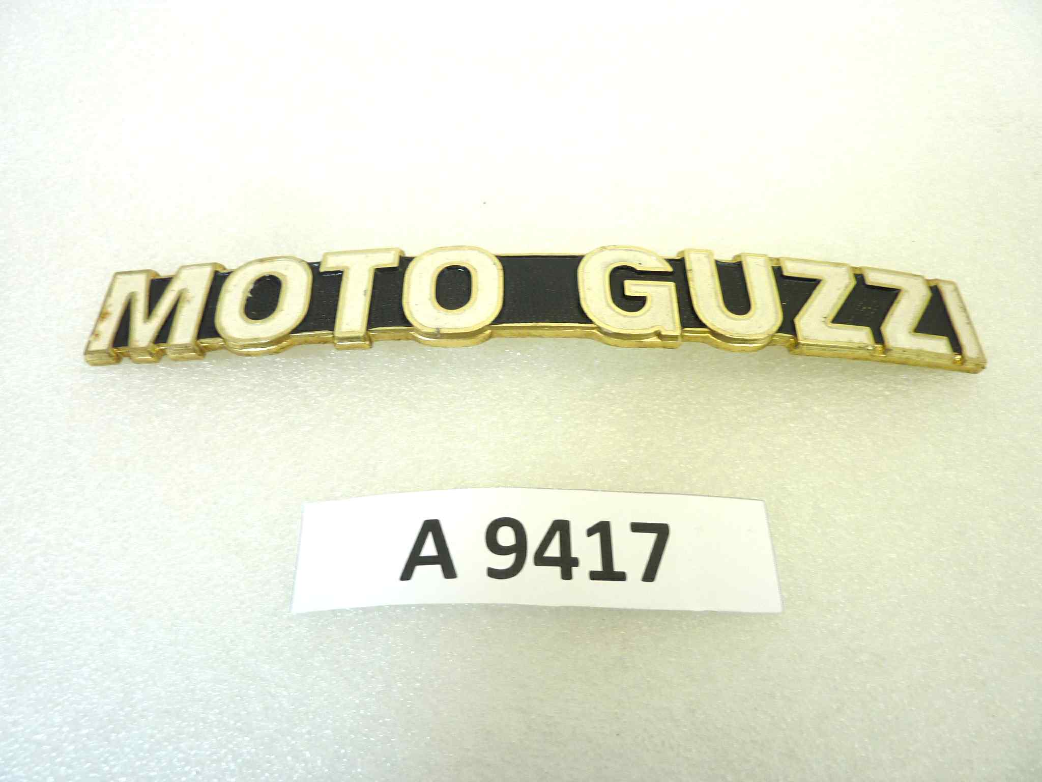 Scritta fregio logo Moto Guzzi lunghezza tot 18,5 cm interasse perni 10,5 cm nero oro originale no replica NUOVO fondo di magazzino, LEGGI DESCRIZIONE
