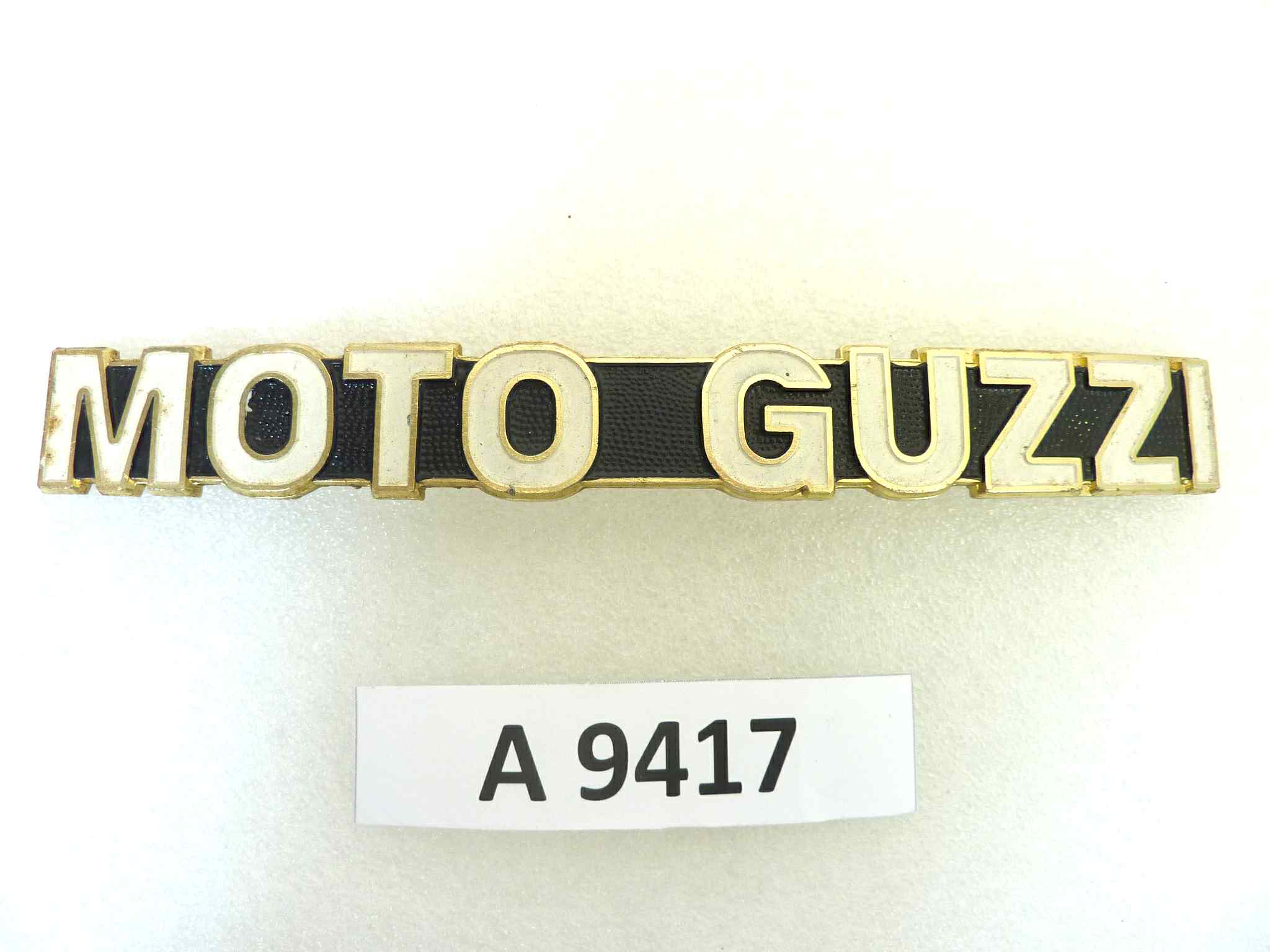 Scritta fregio logo Moto Guzzi lunghezza tot 18,5 cm interasse perni 10,5 cm nero oro originale no replica NUOVO fondo di magazzino, LEGGI DESCRIZIONE - immagine 2