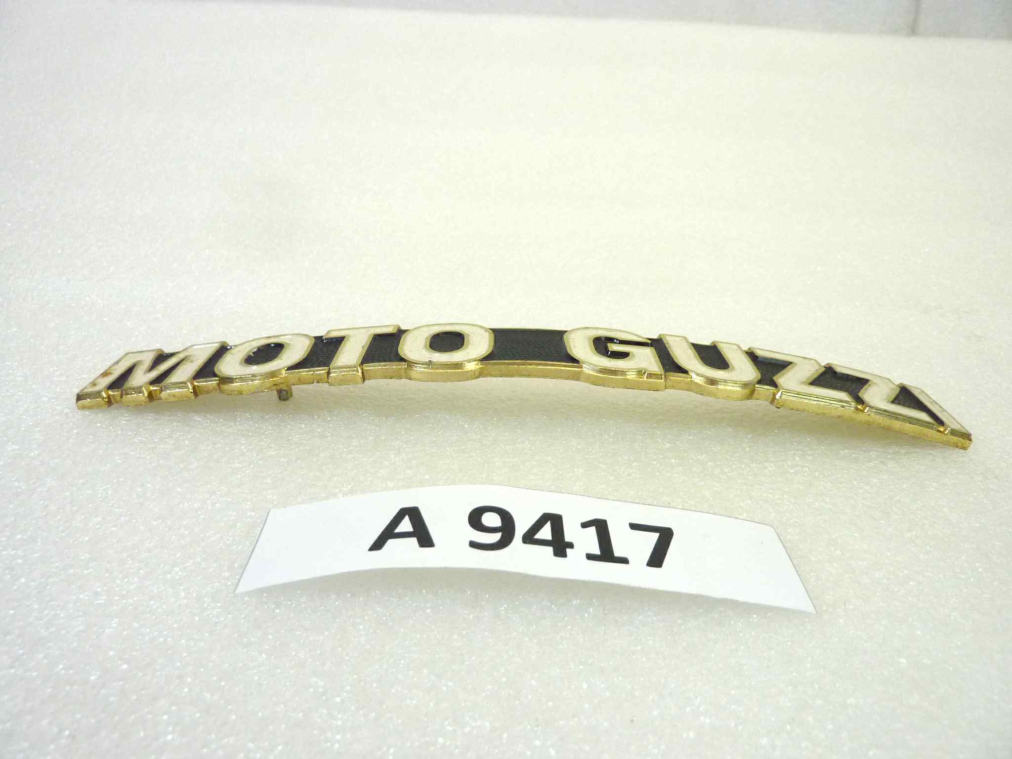 Scritta fregio logo Moto Guzzi lunghezza tot 18,5 cm interasse perni 10,5 cm nero oro originale no replica NUOVO fondo di magazzino, LEGGI DESCRIZIONE - immagine 3