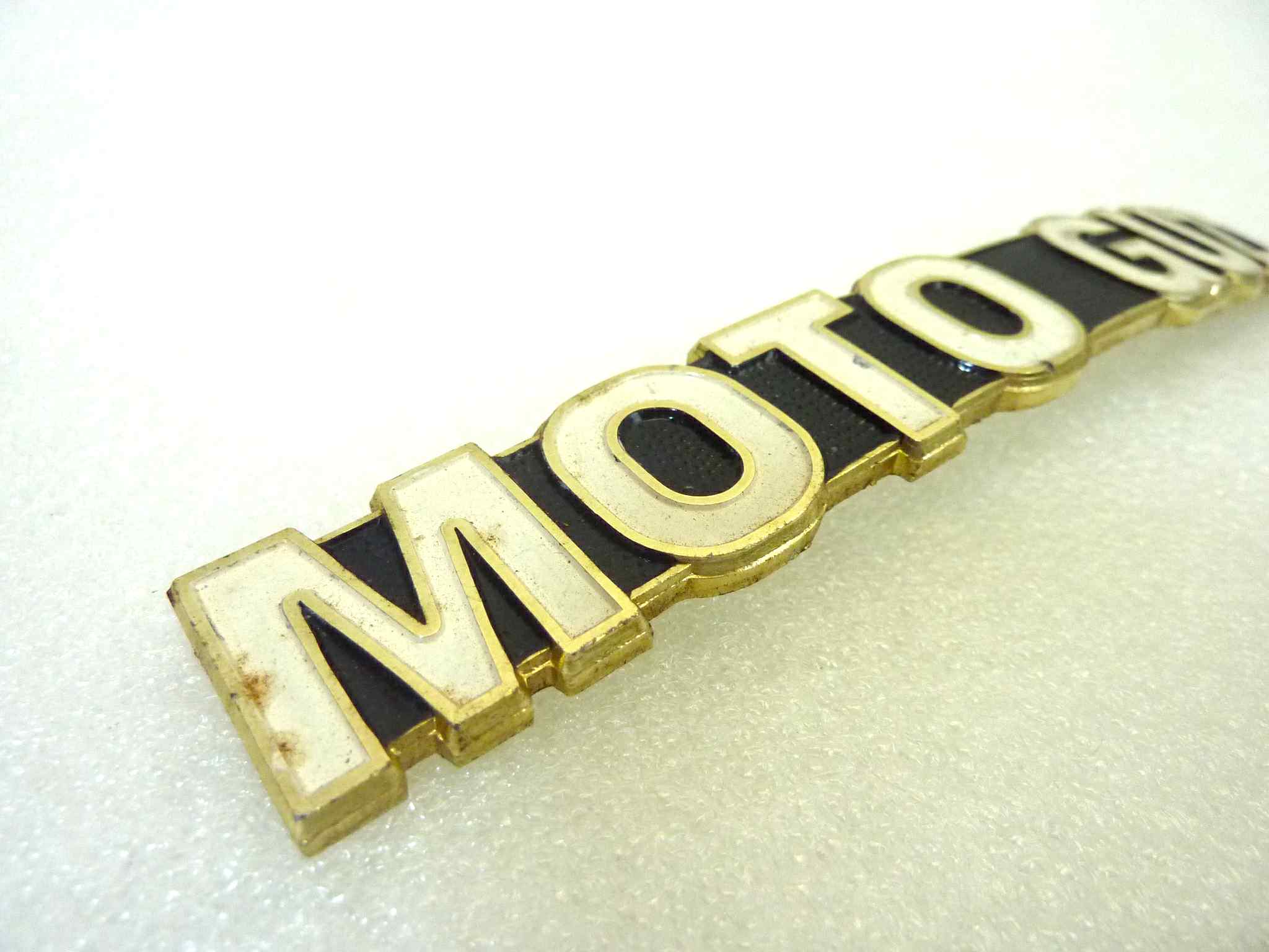 Scritta fregio logo Moto Guzzi lunghezza tot 18,5 cm interasse perni 10,5 cm nero oro originale no replica NUOVO fondo di magazzino, LEGGI DESCRIZIONE - immagine 4