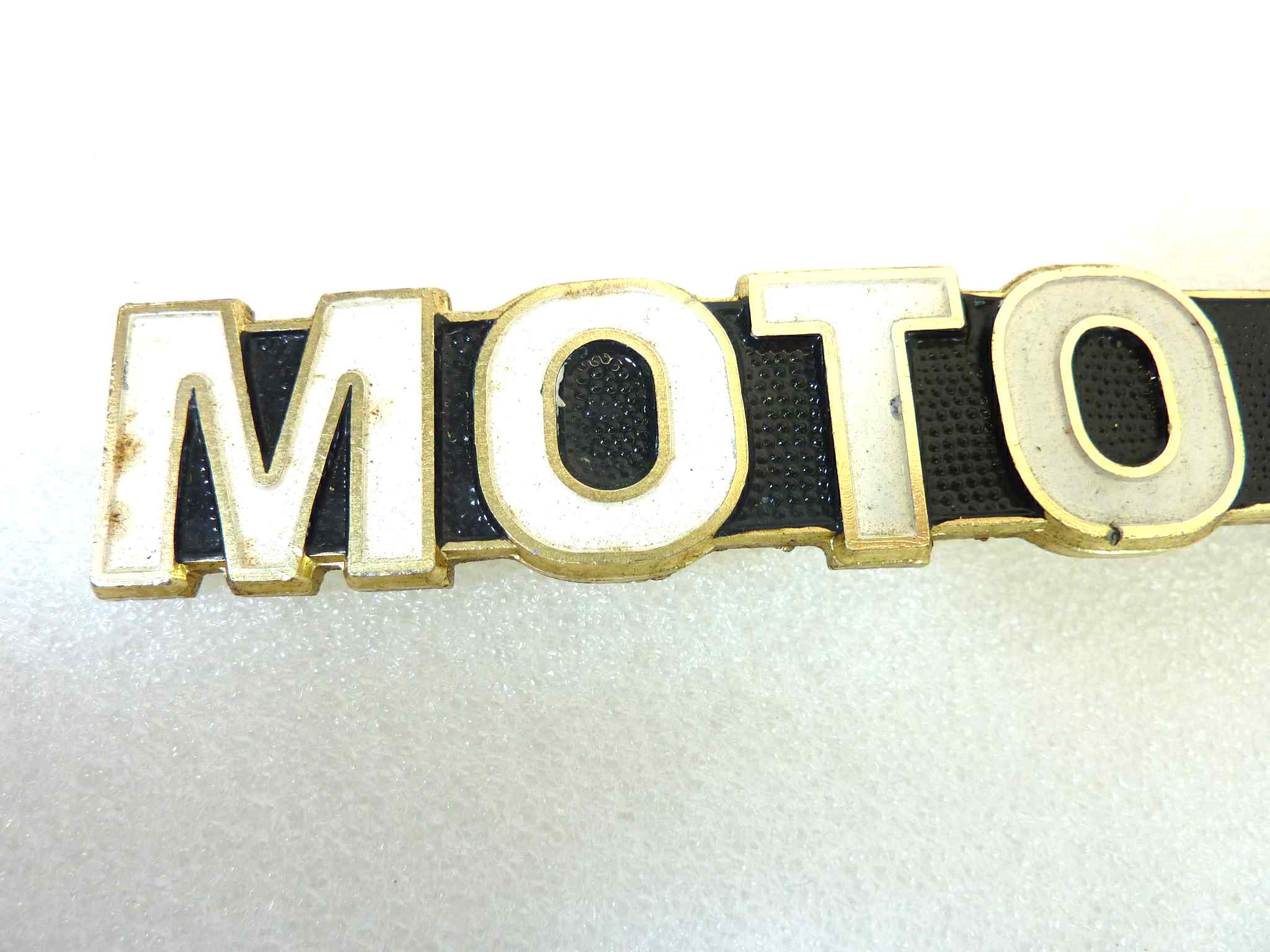 Scritta fregio logo Moto Guzzi lunghezza tot 18,5 cm interasse perni 10,5 cm nero oro originale no replica NUOVO fondo di magazzino, LEGGI DESCRIZIONE - immagine 5