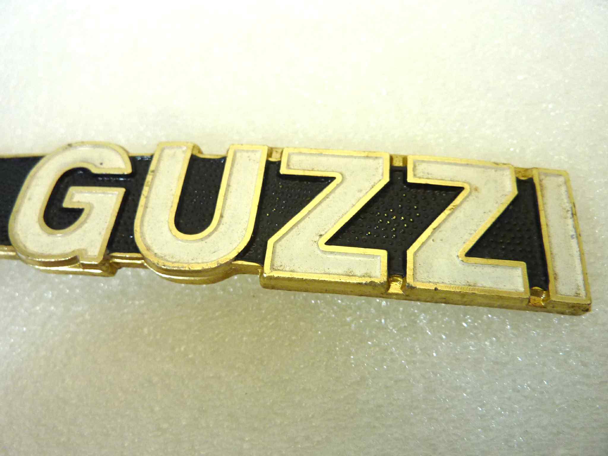 Scritta fregio logo Moto Guzzi lunghezza tot 18,5 cm interasse perni 10,5 cm nero oro originale no replica NUOVO fondo di magazzino, LEGGI DESCRIZIONE - immagine 6