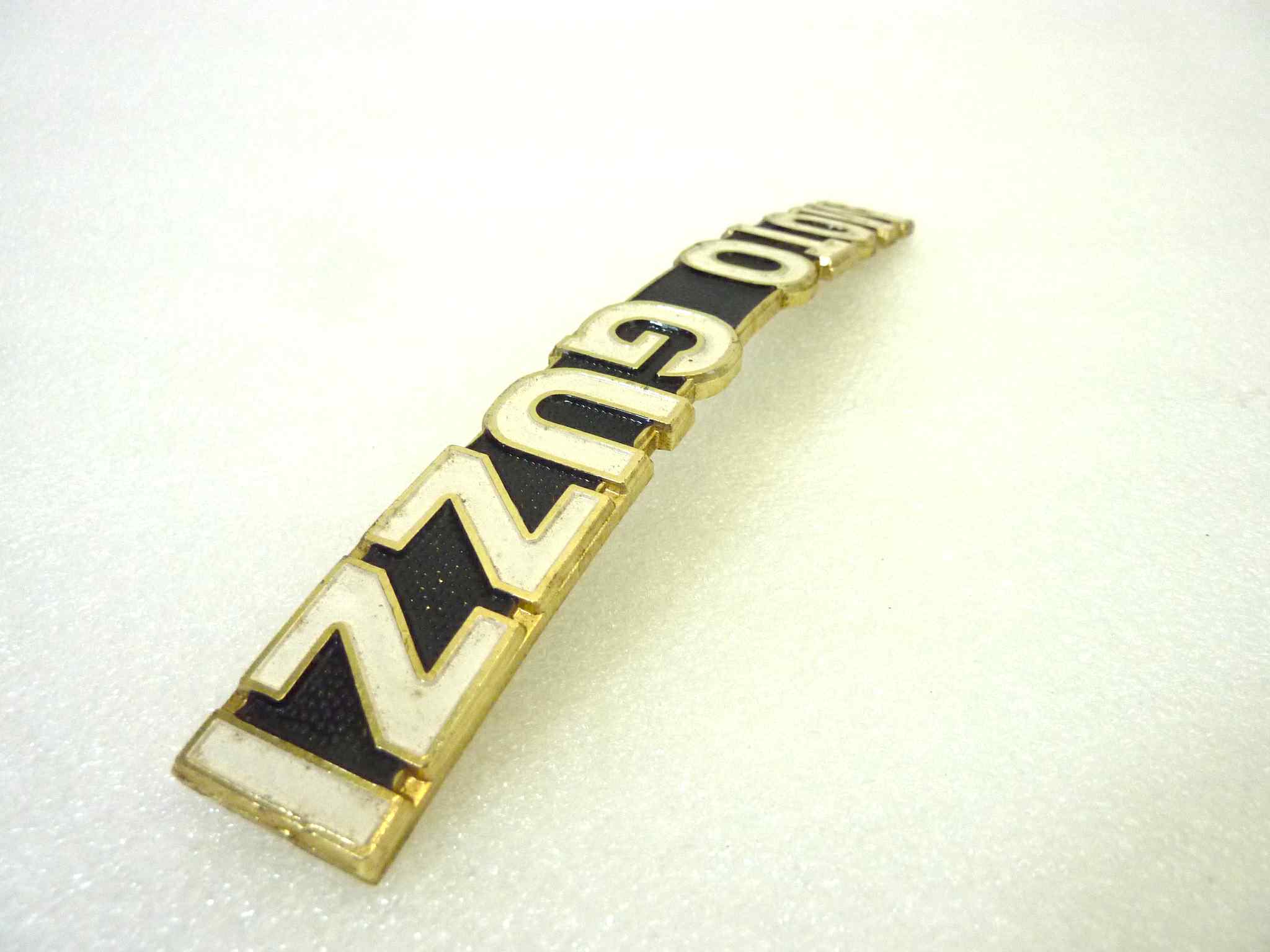 Scritta fregio logo Moto Guzzi lunghezza tot 18,5 cm interasse perni 10,5 cm nero oro originale no replica NUOVO fondo di magazzino, LEGGI DESCRIZIONE - immagine 7