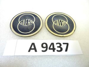 Coppia adesivi resinati serbatoio Gilera blu oro diam 52 mm originale no replica NUOVO fondo di magazzino, LEGGI DESCRIZIONE