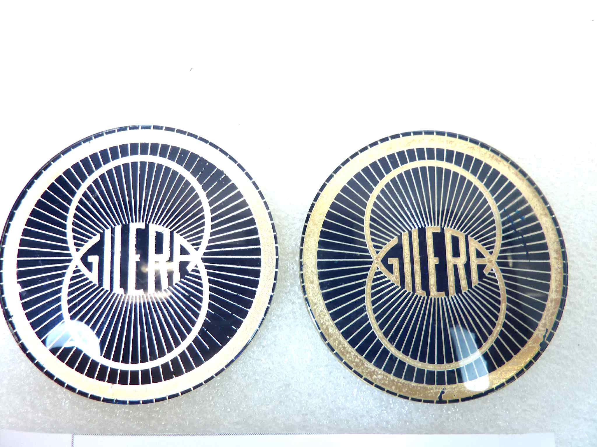 Coppia adesivi resinati serbatoio Gilera blu oro diam 52 mm originale no replica NUOVO fondo di magazzino, LEGGI DESCRIZIONE - immagine 2