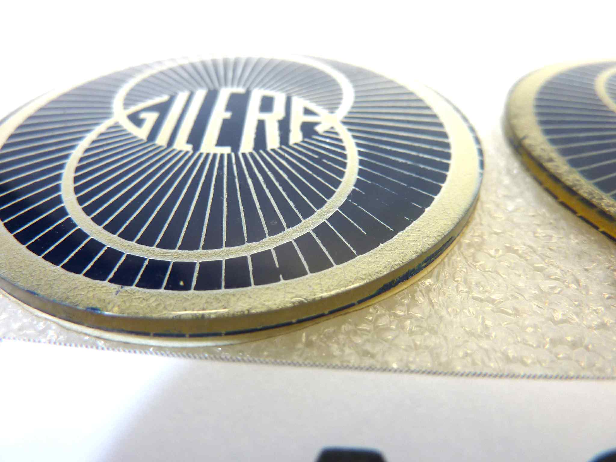 Coppia adesivi resinati serbatoio Gilera blu oro diam 52 mm originale no replica NUOVO fondo di magazzino, LEGGI DESCRIZIONE - immagine 3