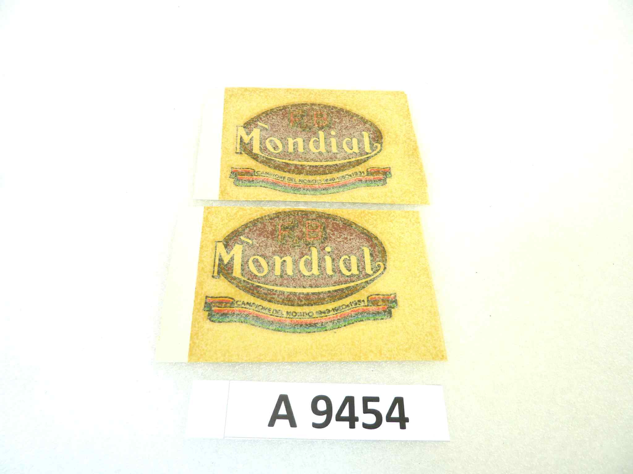 Coppia decalcomanie adesivi Mondial 125 160 200 campione del mondo 1949 - 50 - 51 rosso 68 X 90 MM originale no replica NUOVO fondo di magazzino, LEGGI DESCRIZIONE