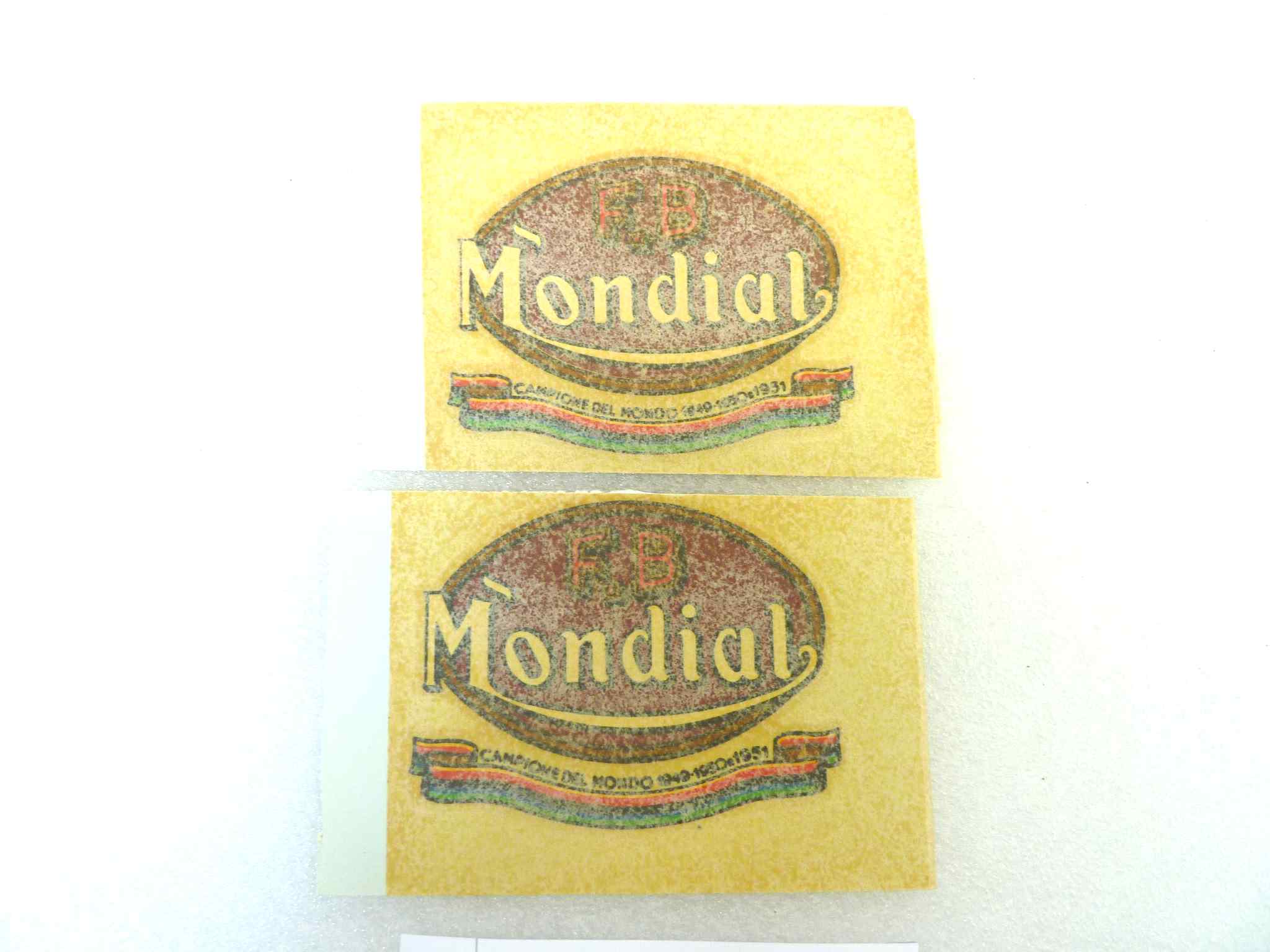 Coppia decalcomanie adesivi Mondial 125 160 200 campione del mondo 1949 - 50 - 51 rosso 68 X 90 MM originale no replica NUOVO fondo di magazzino, LEGGI DESCRIZIONE - immagine 2