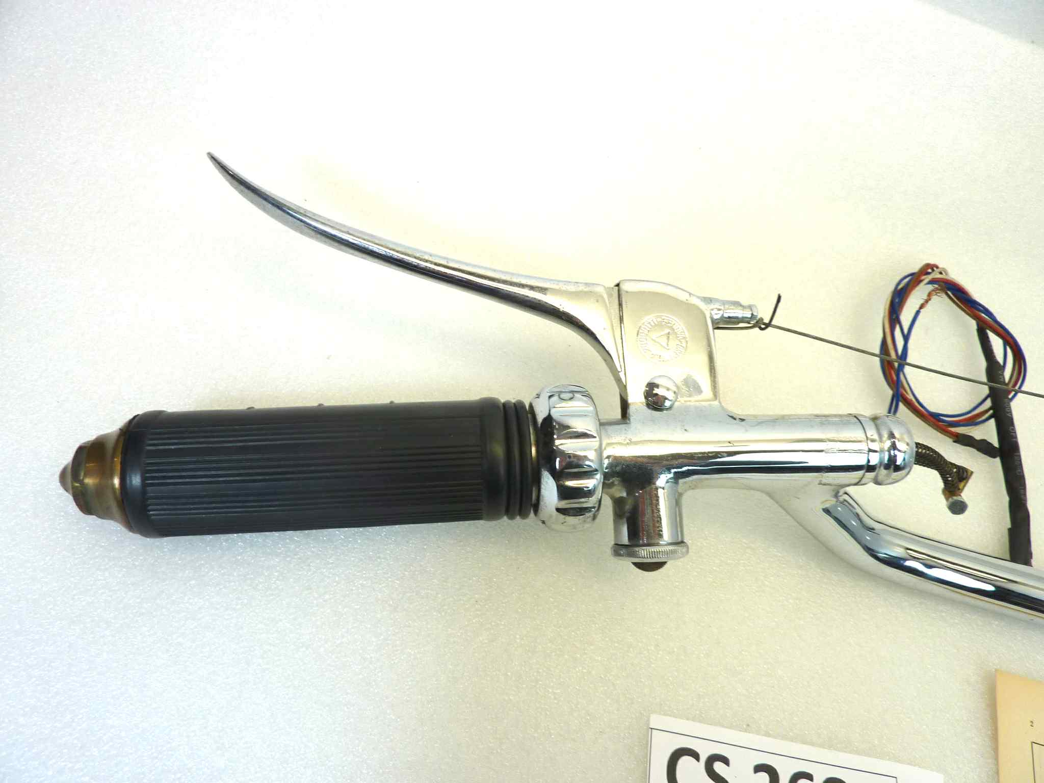 Manubrio moto epoca Zuccotti diametro 21,5 mm con clacson devio luci comando aria, anticipo, comando gas ruota in senso antiorario e manopola sinistra rota in senso opposto, peso 2,6 kg NUOVO fondo di magazzino, vedi foto, LEGGI DESCRIZIONE - immagine 2