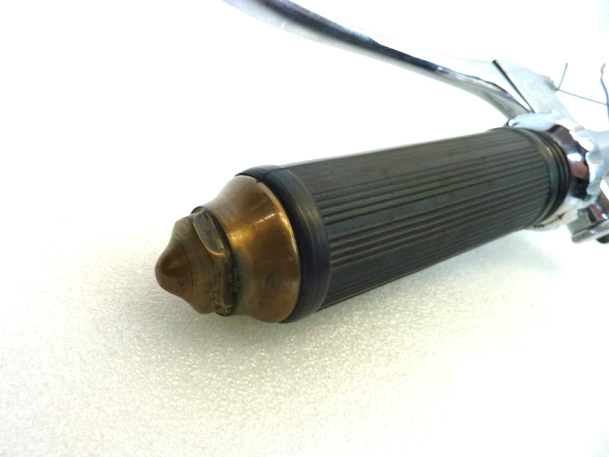 Manubrio moto epoca Zuccotti diametro 21,5 mm con clacson devio luci comando aria, anticipo, comando gas ruota in senso antiorario e manopola sinistra rota in senso opposto, peso 2,6 kg NUOVO fondo di magazzino, vedi foto, LEGGI DESCRIZIONE - immagine 3
