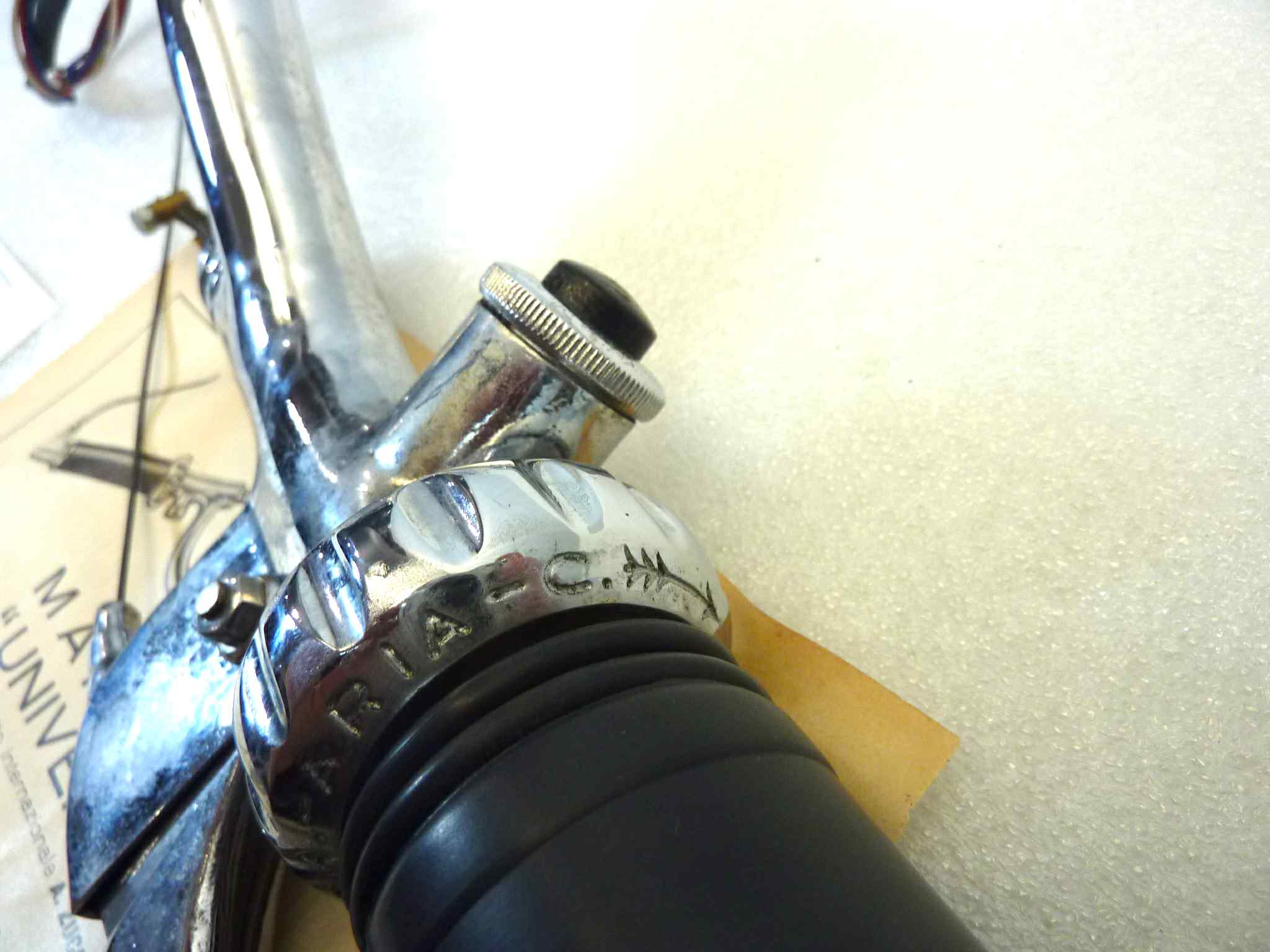 Manubrio moto epoca Zuccotti diametro 21,5 mm con clacson devio luci comando aria, anticipo, comando gas ruota in senso antiorario e manopola sinistra rota in senso opposto, peso 2,6 kg NUOVO fondo di magazzino, vedi foto, LEGGI DESCRIZIONE - immagine 11