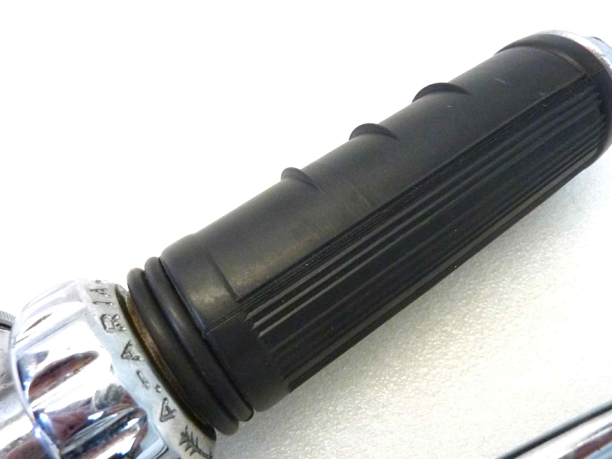 Manubrio moto epoca Zuccotti diametro 21,5 mm con clacson devio luci comando aria, anticipo, comando gas ruota in senso antiorario e manopola sinistra rota in senso opposto, peso 2,6 kg NUOVO fondo di magazzino, vedi foto, LEGGI DESCRIZIONE - immagine 17