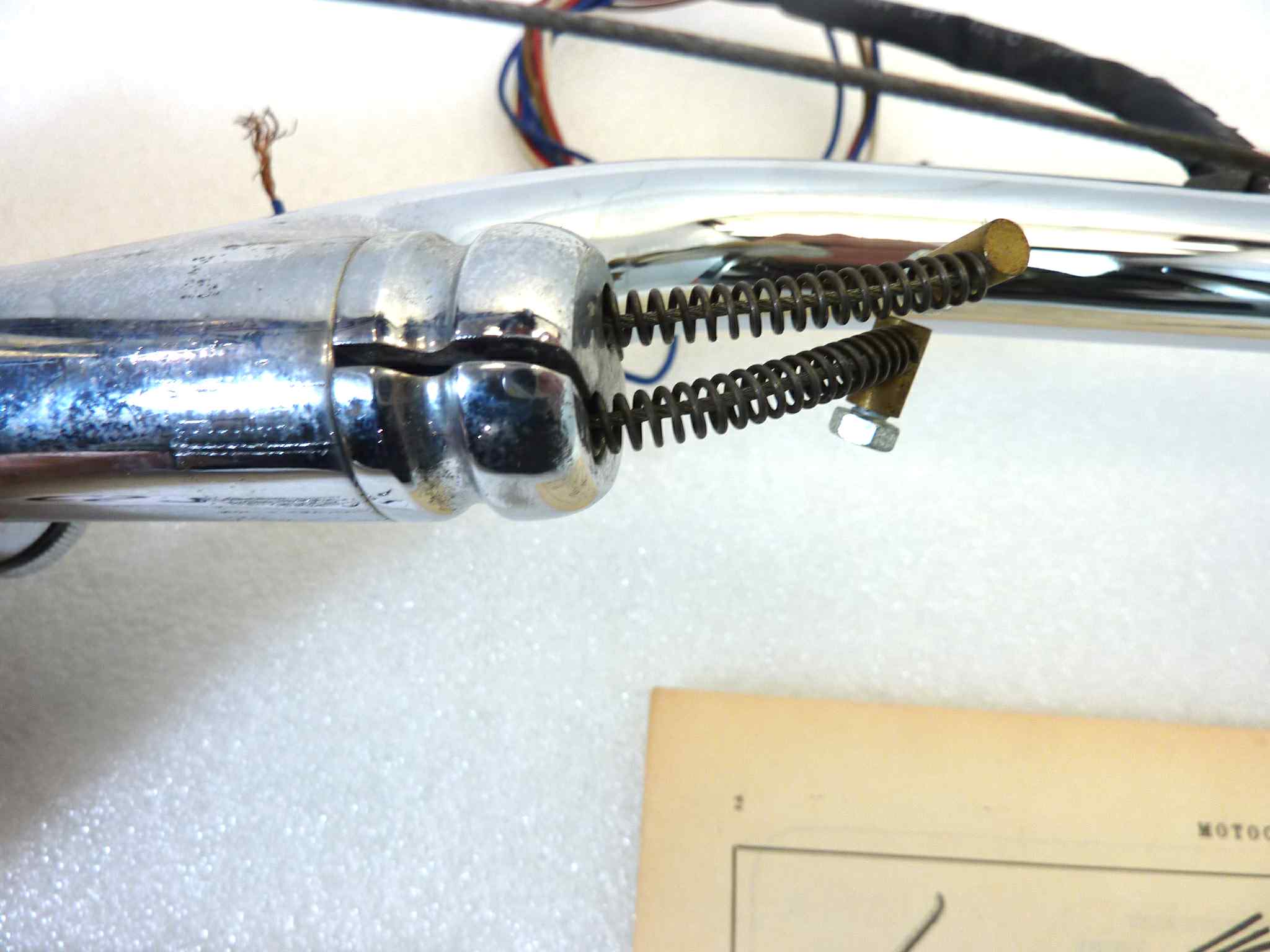 Manubrio moto epoca Zuccotti diametro 21,5 mm con clacson devio luci comando aria, anticipo, comando gas ruota in senso antiorario e manopola sinistra rota in senso opposto, peso 2,6 kg NUOVO fondo di magazzino, vedi foto, LEGGI DESCRIZIONE - immagine 18