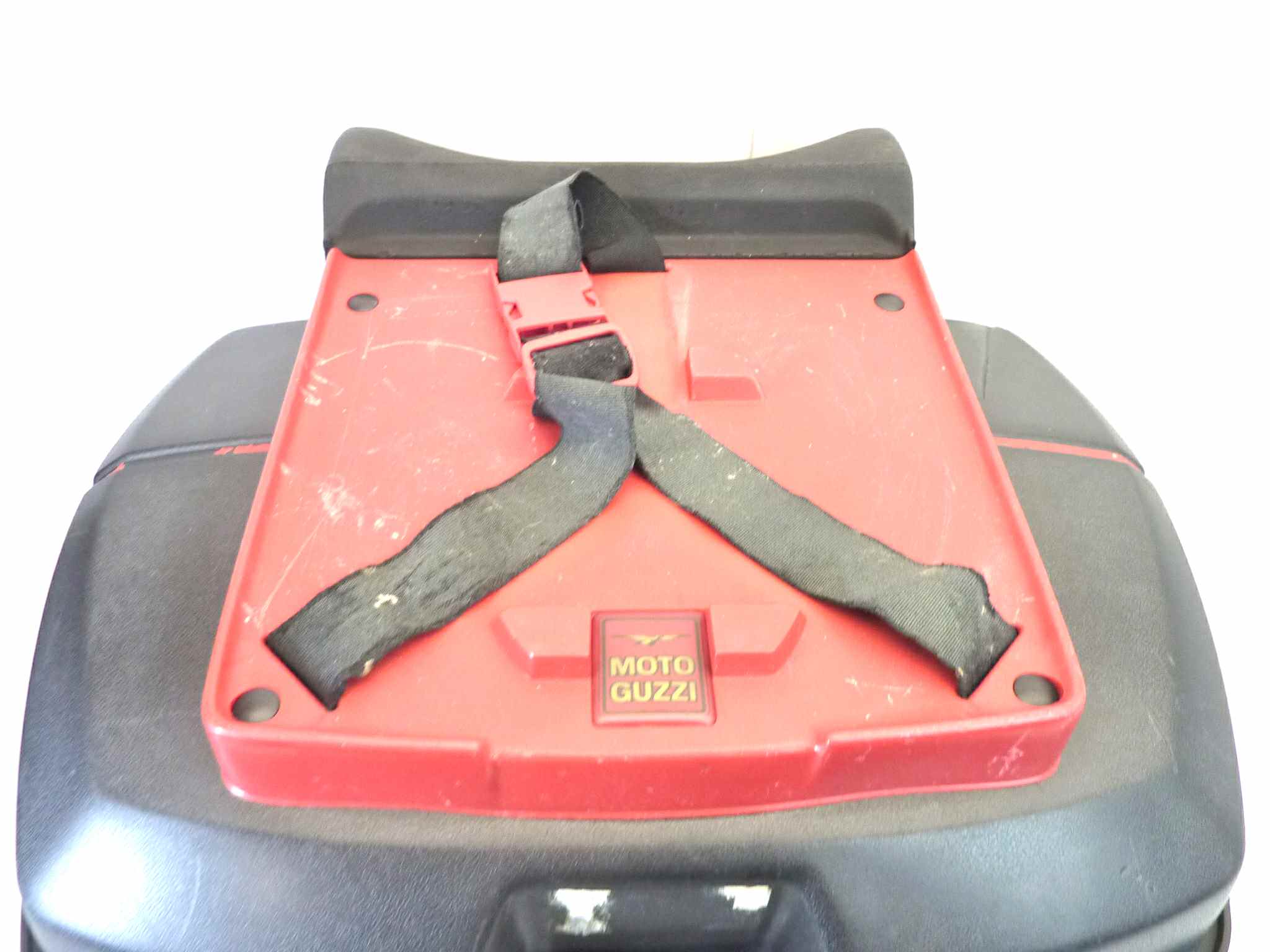 Bauletto top case universale Givi Monokey moto vintage con cuscino passeggero e portapacchi superiore larghezza 56 cm - altezza 32 cm - profondita' 40 cm senza chiave - immagine 4