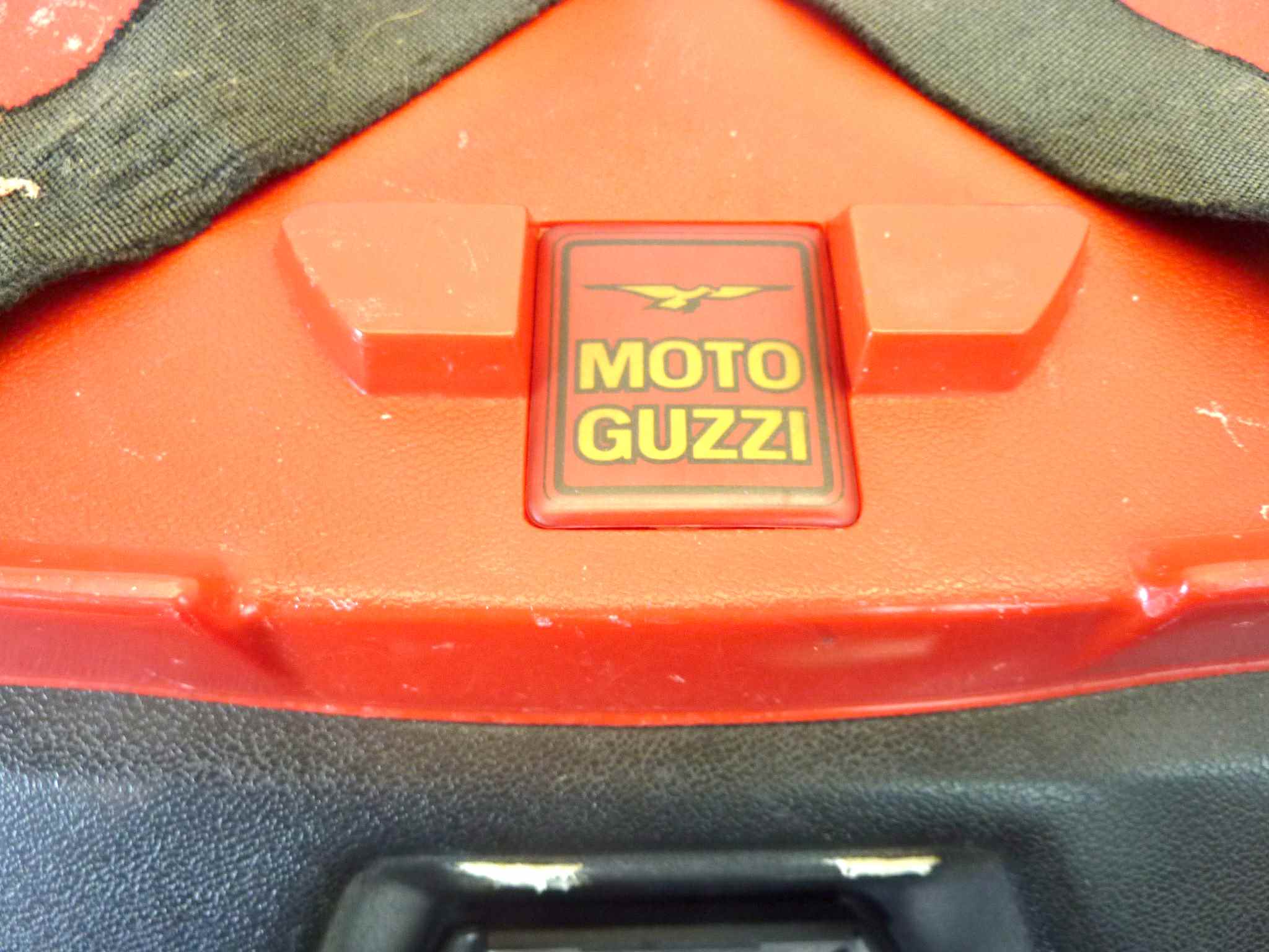 Bauletto top case universale Givi Monokey moto vintage con cuscino passeggero e portapacchi superiore larghezza 56 cm - altezza 32 cm - profondita' 40 cm senza chiave - immagine 5