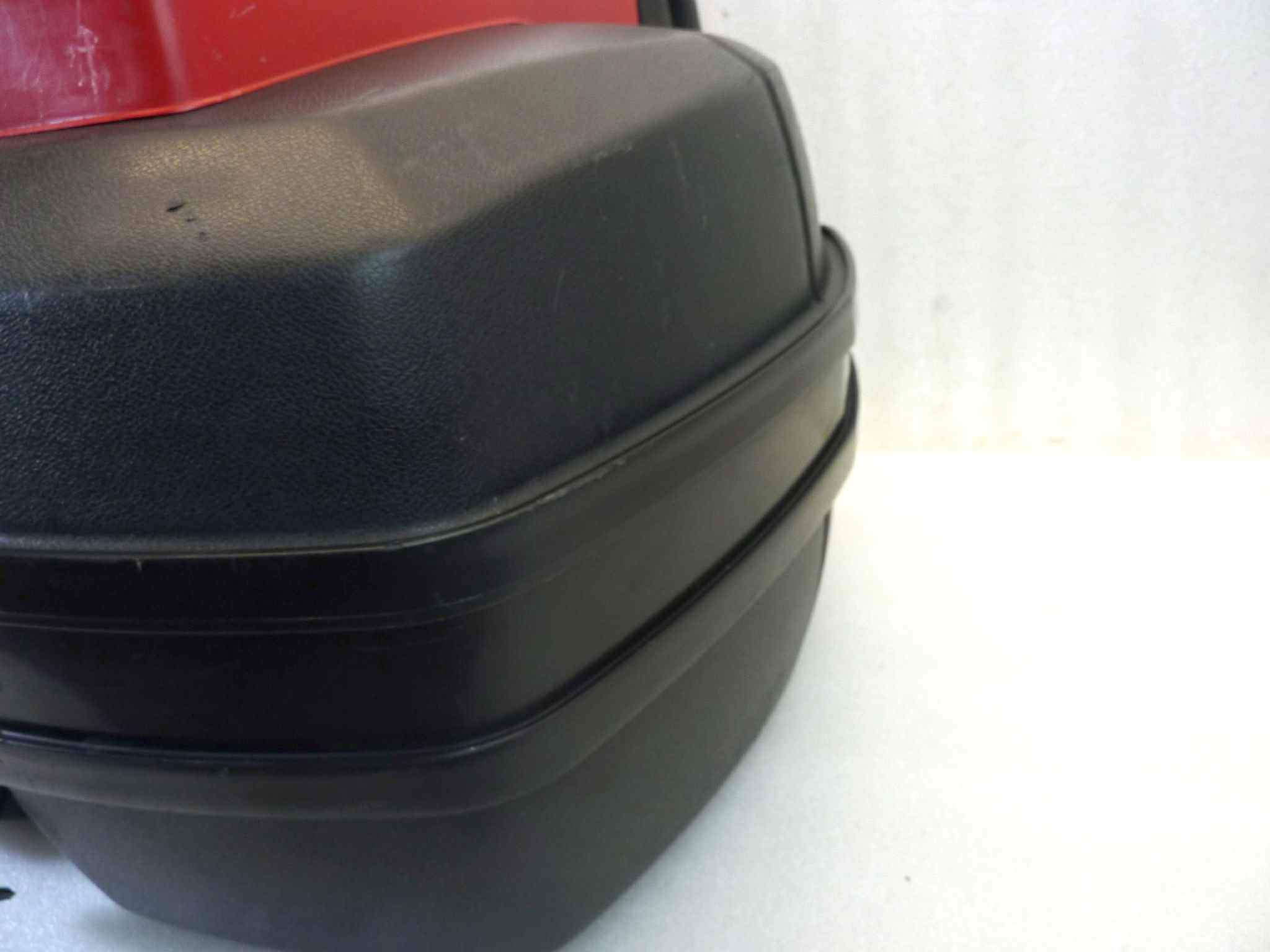 Bauletto top case universale Givi Monokey moto vintage con cuscino passeggero e portapacchi superiore larghezza 56 cm - altezza 32 cm - profondita' 40 cm senza chiave - immagine 6