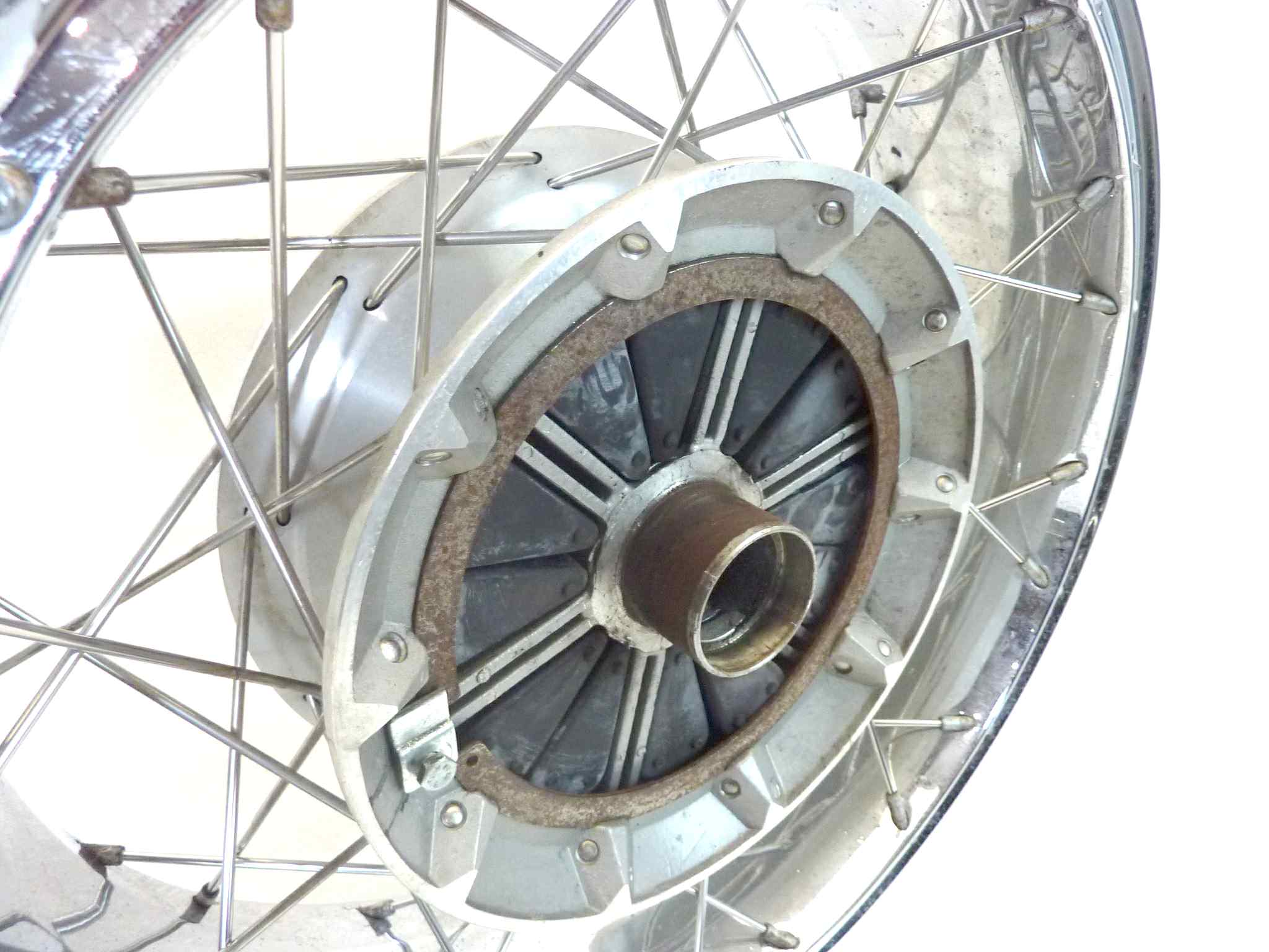 Cerchio ruota posteriore Guzzi California 1100 IE 2000 - 2002 con difetti di cromatura completo di parastrappi - immagine 3