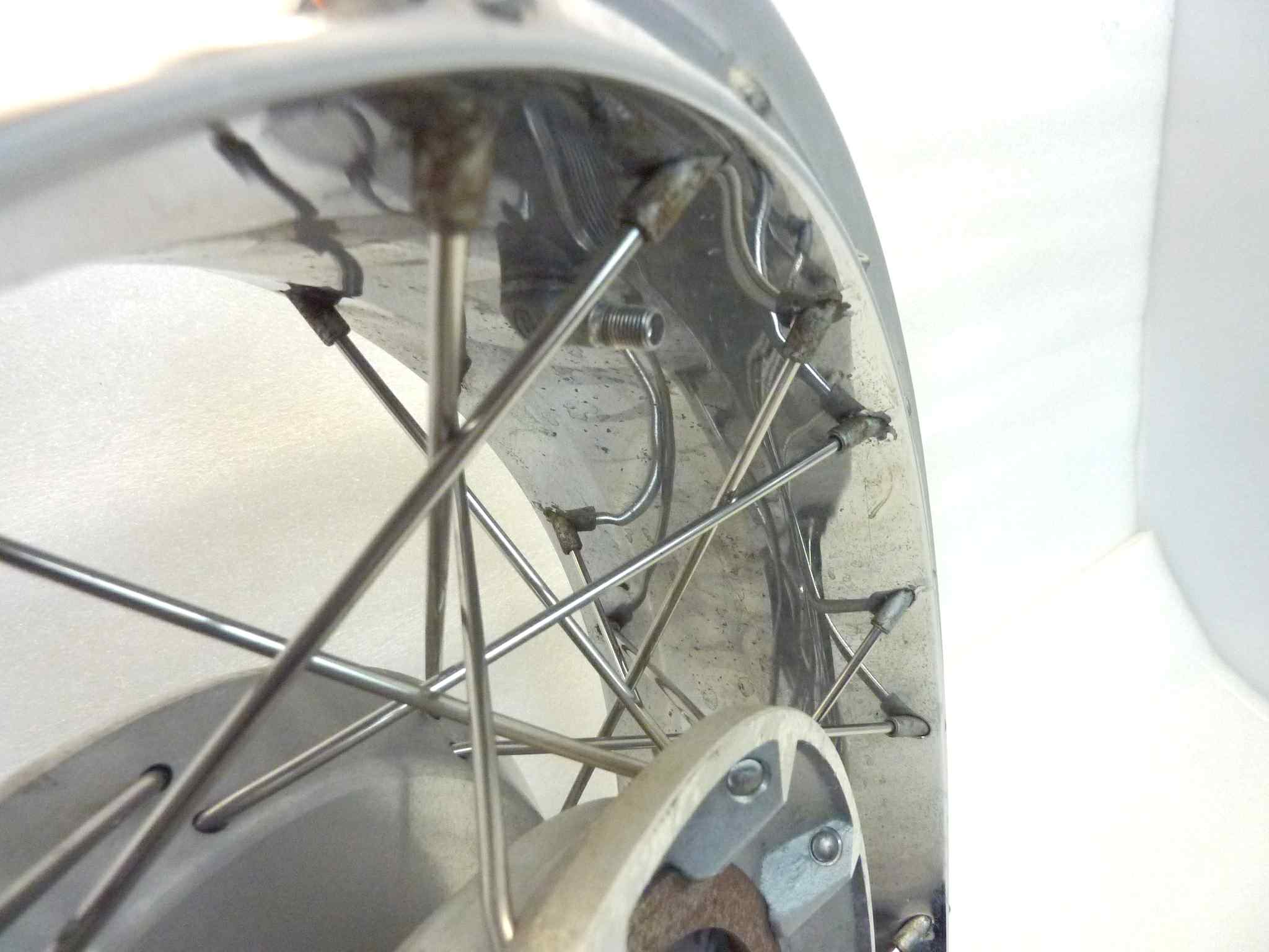 Cerchio ruota posteriore Guzzi California 1100 IE 2000 - 2002 con difetti di cromatura completo di parastrappi - immagine 8