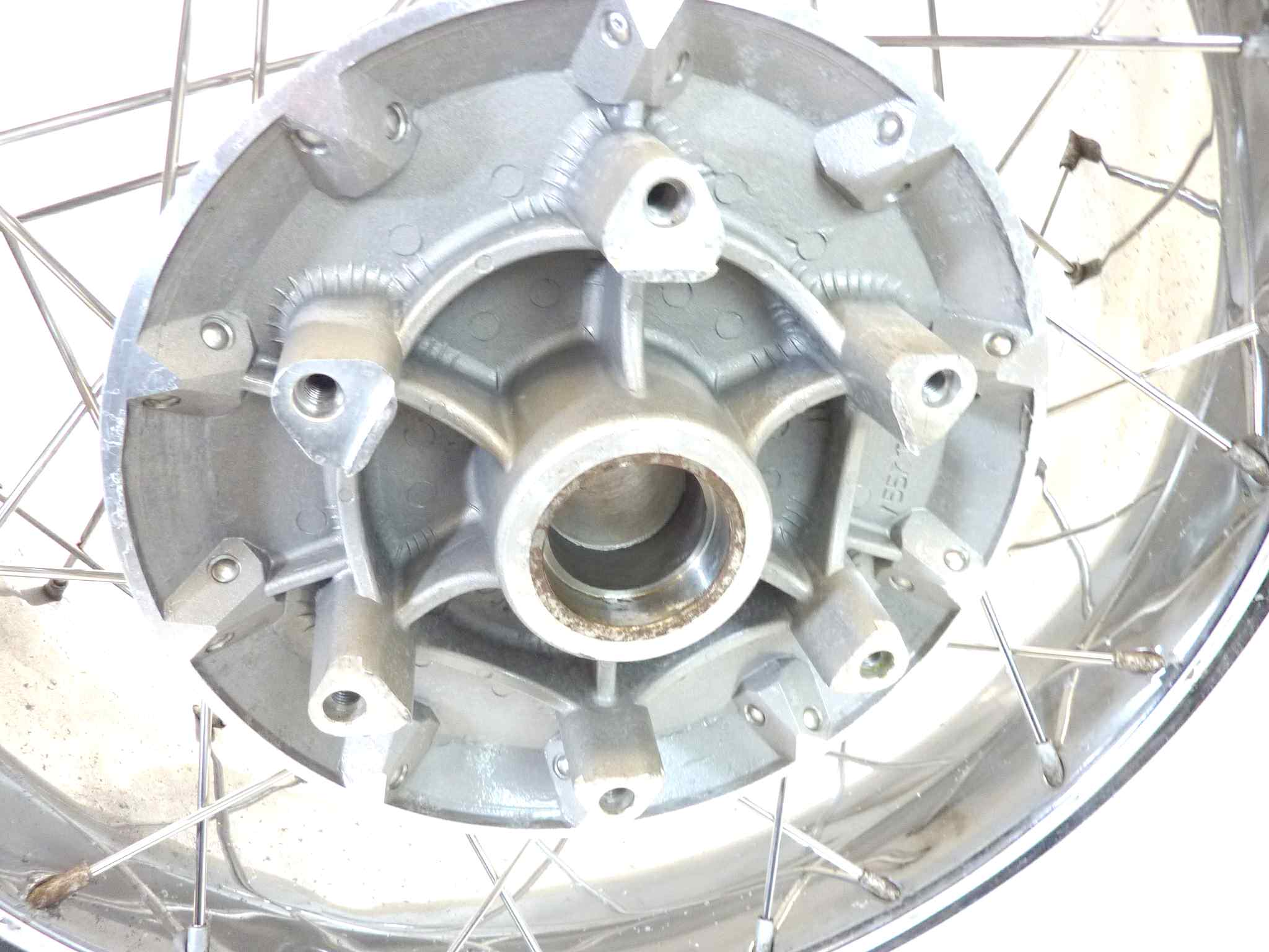 Cerchio ruota posteriore Guzzi California 1100 IE 2000 - 2002 con difetti di cromatura completo di parastrappi - immagine 13