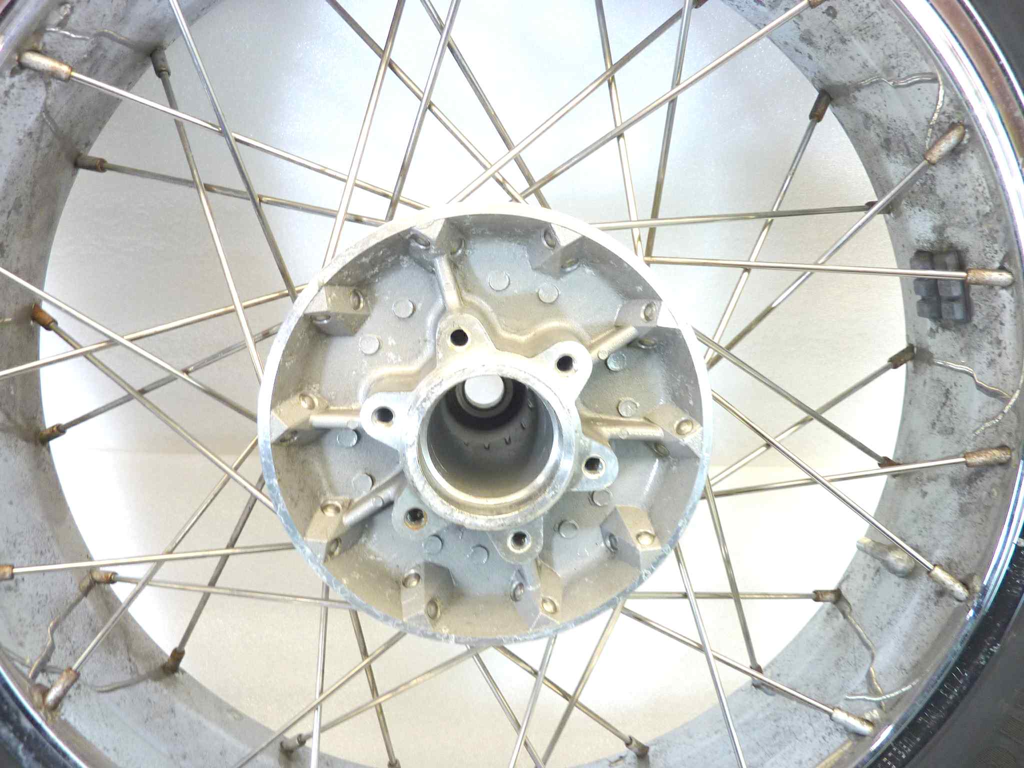 Cerchio ruota anteriore Guzzi California 1100 EV 2002 18 x 2,50 lievi difetti di cromatura - immagine 2