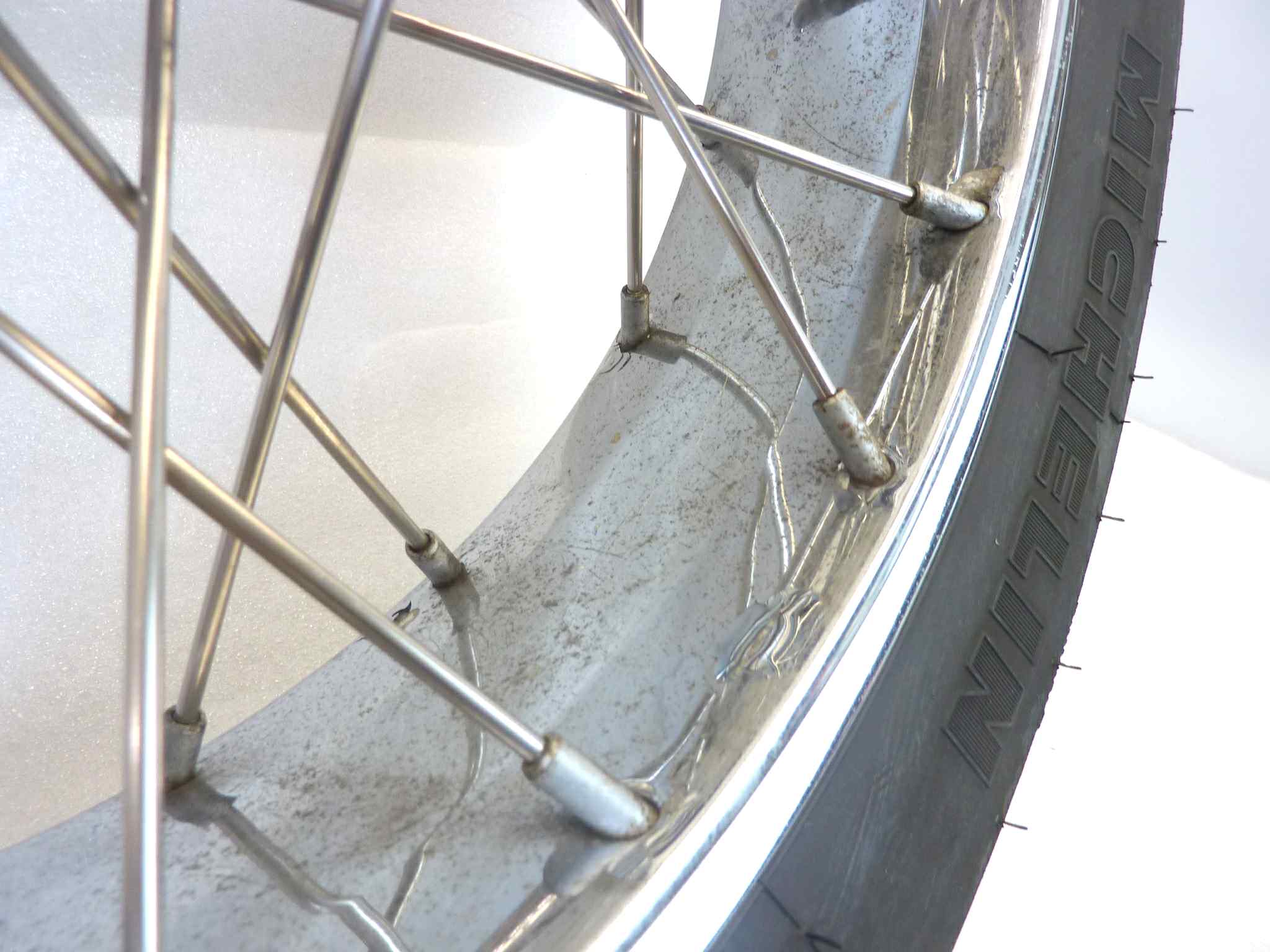 Cerchio ruota anteriore Guzzi California 1100 EV 2002 18 x 2,50 lievi difetti di cromatura - immagine 5