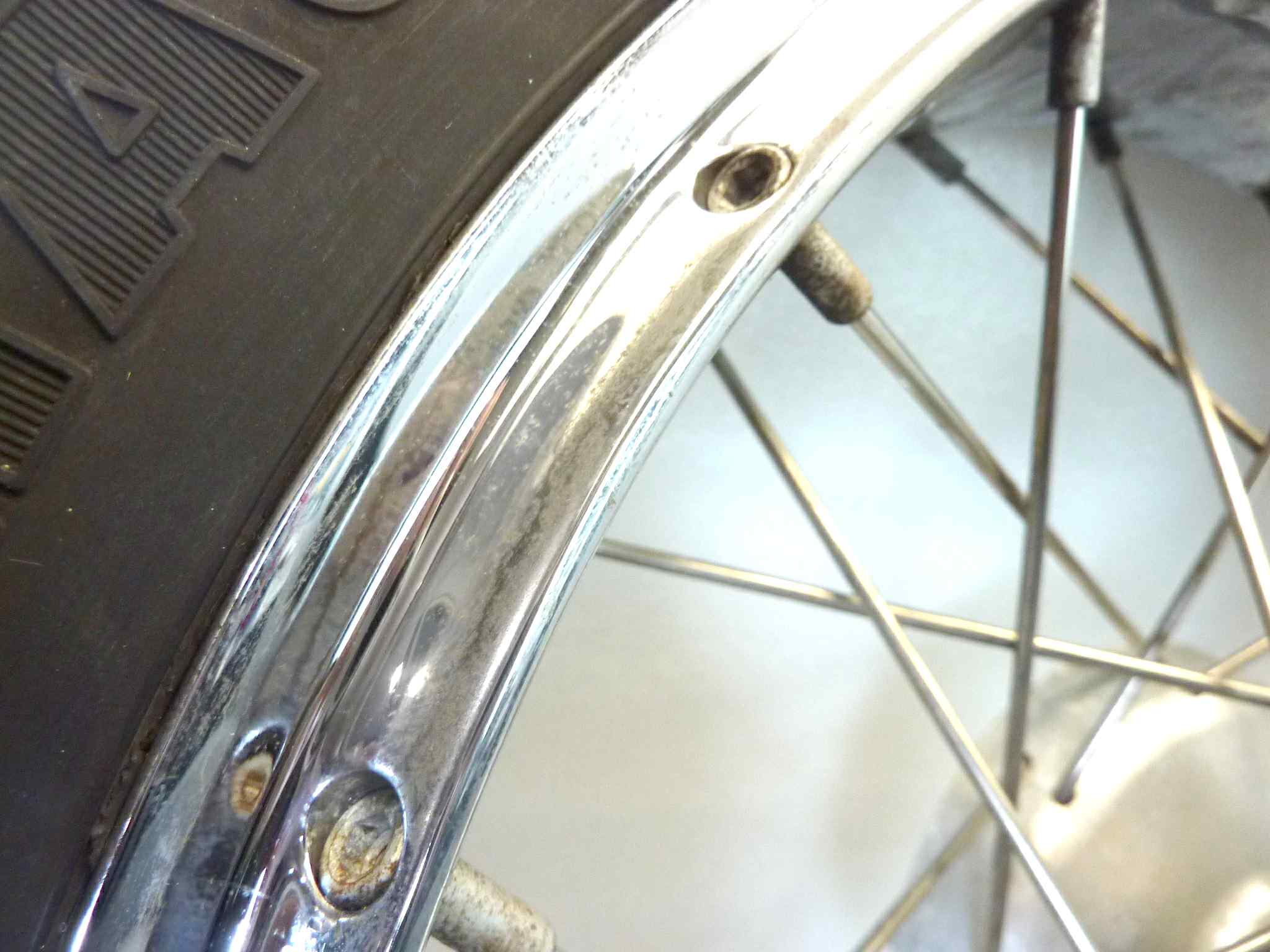 Cerchio ruota anteriore Guzzi California 1100 EV 2002 18 x 2,50 lievi difetti di cromatura - immagine 6