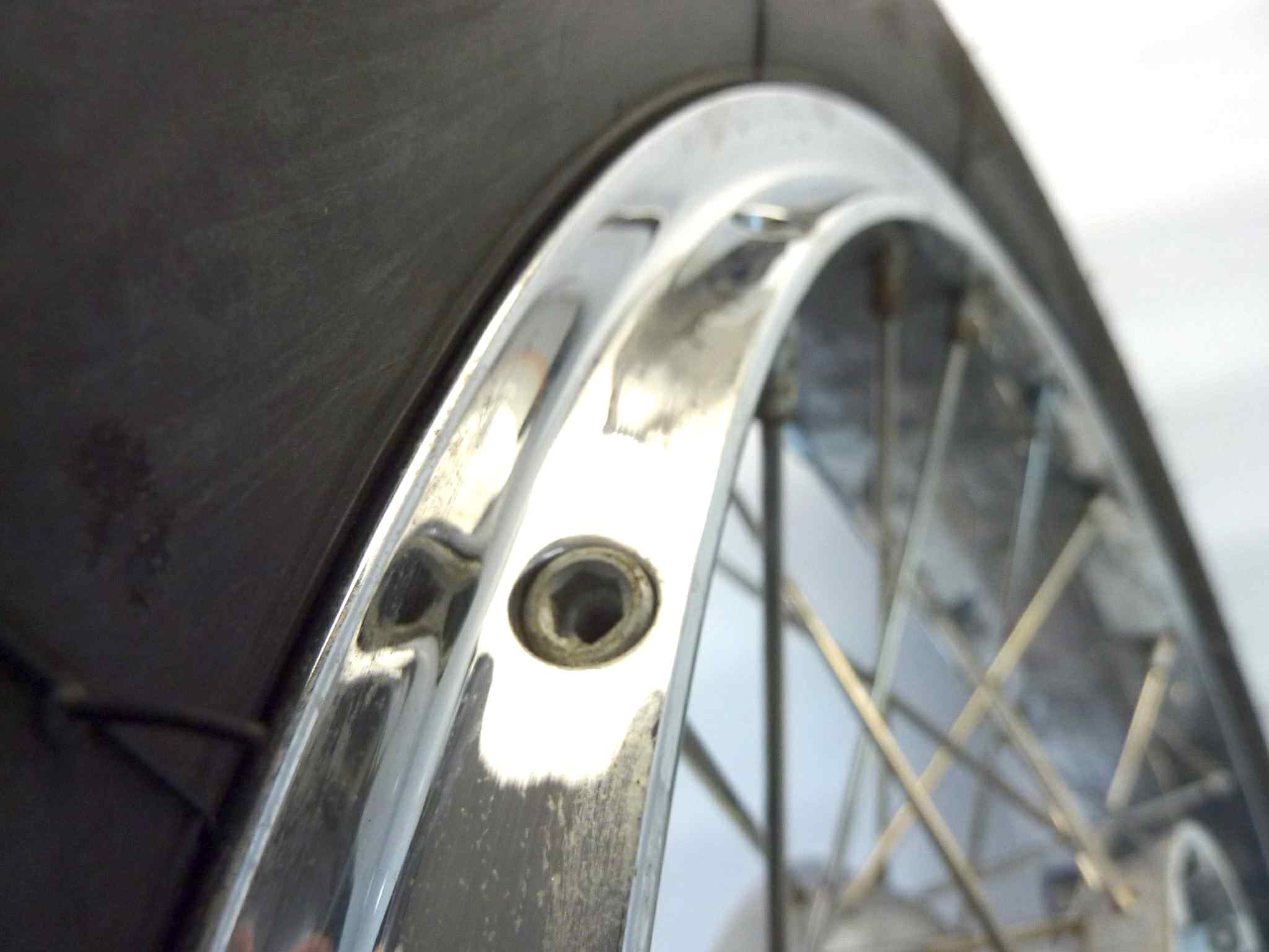 Cerchio ruota anteriore Guzzi California 1100 EV 2002 18 x 2,50 lievi difetti di cromatura - immagine 19