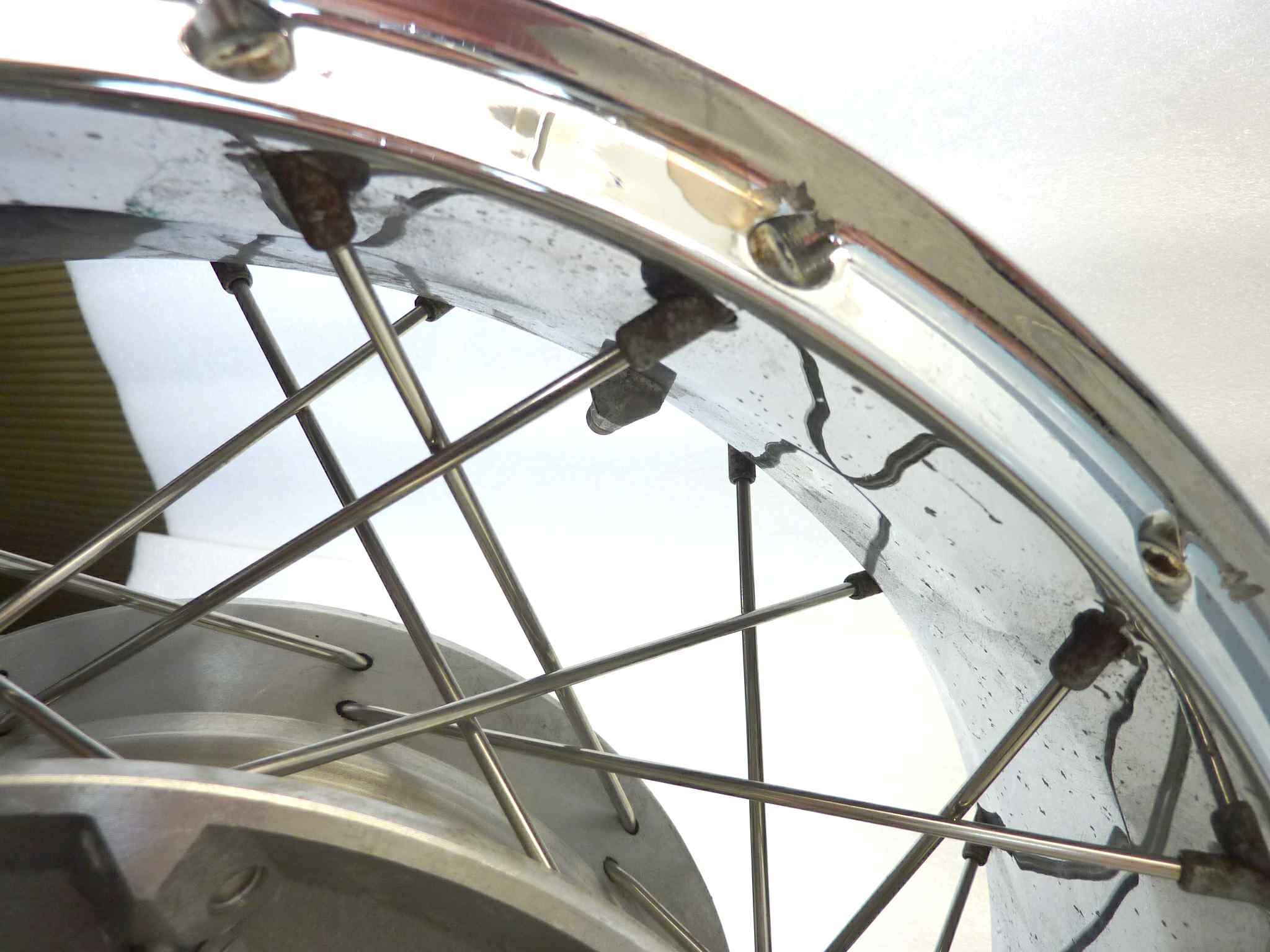 Cerchio ruota posteriore Guzzi California 1100 IE 2000 - 2002 con difetti di cromatura completo di parastrappi - immagine 20