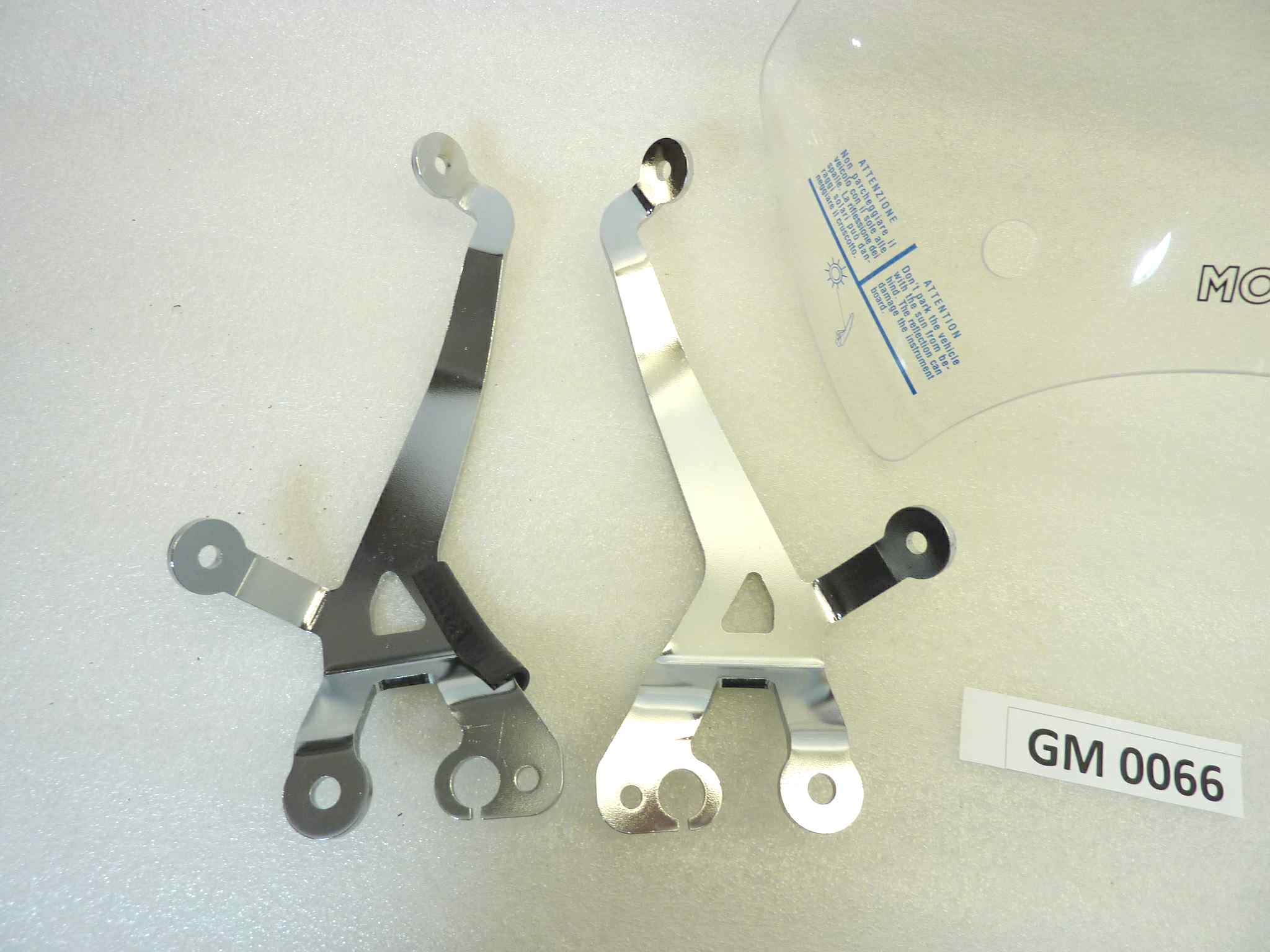 Plexiglass parabrezza Guzzi V7 750 III 3 Touring cod 2S000909 completo di staffe NUOVO fondo di magazzino, vedi foto, LEGGI DESCRIZIONE - immagine 2