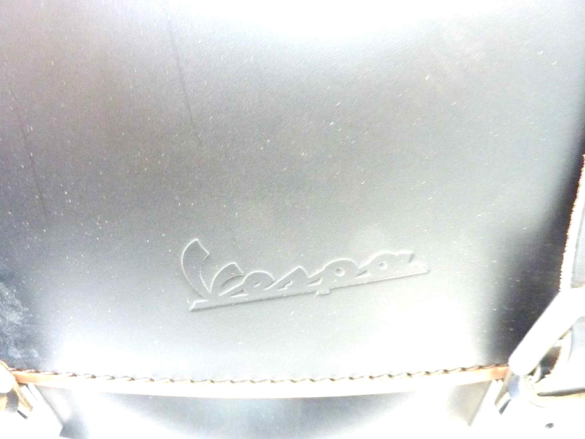 Borsa bauletto posteriore Cuoio 30 L Piaggio VESPA GTS GT GTV GRANTURISMO 125 - 200 - 250 - 300
VESPA 50 SPECIAL L R N - ET3 PRIMAVERA 125 - PK 50 S XL HP RUSH
VESPA PX / ARCOBALENO / MILLENIUM 125 - 150 - 200 / P125X P150X P200E
VESPA PRIMAVERA / SPRINT 50 - 125 - 150 - ELETTRICA - Dimensioni circa 370x260x320 mm
Capacità: circa 30 litri cod 605887M00N NUOVO fondo di magazzino, vedi foto, LEGGI DESCRIZIONE - immagine 2