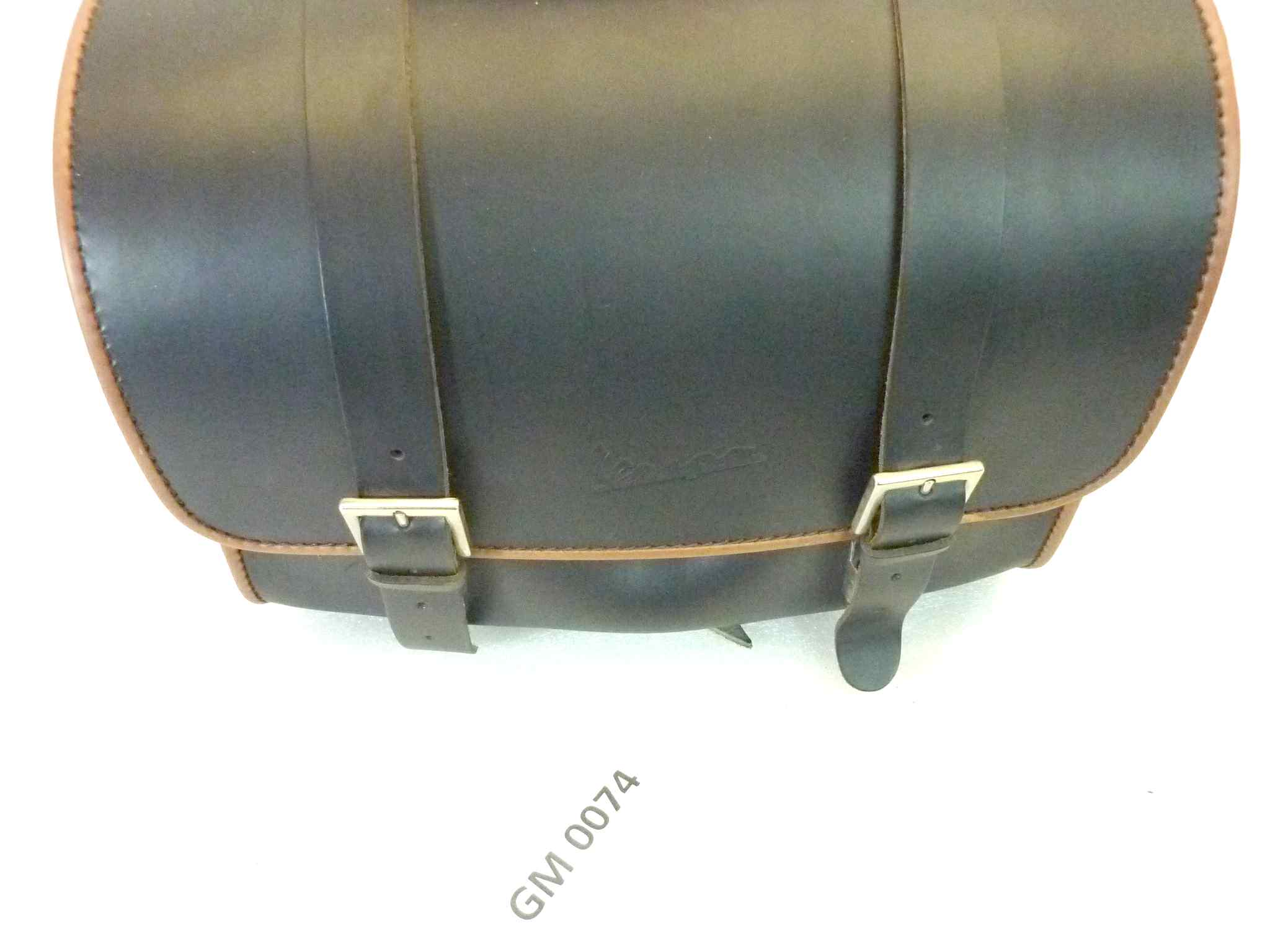 Borsa bauletto posteriore Cuoio 30 L Piaggio VESPA GTS GT GTV GRANTURISMO 125 - 200 - 250 - 300
VESPA 50 SPECIAL L R N - ET3 PRIMAVERA 125 - PK 50 S XL HP RUSH
VESPA PX / ARCOBALENO / MILLENIUM 125 - 150 - 200 / P125X P150X P200E
VESPA PRIMAVERA / SPRINT 50 - 125 - 150 - ELETTRICA - Dimensioni circa 370x260x320 mm
Capacità: circa 30 litri cod 605887M00N NUOVO fondo di magazzino, vedi foto, LEGGI DESCRIZIONE - immagine 8