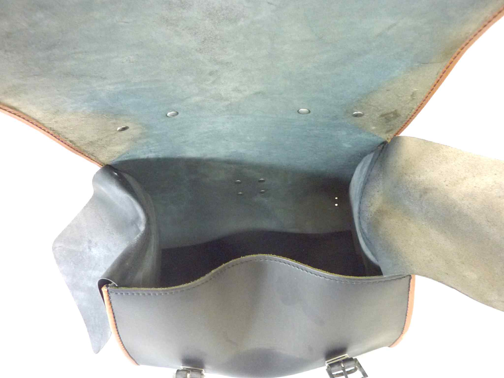 Borsa bauletto posteriore Cuoio 30 L Piaggio VESPA GTS GT GTV GRANTURISMO 125 - 200 - 250 - 300
VESPA 50 SPECIAL L R N - ET3 PRIMAVERA 125 - PK 50 S XL HP RUSH
VESPA PX / ARCOBALENO / MILLENIUM 125 - 150 - 200 / P125X P150X P200E
VESPA PRIMAVERA / SPRINT 50 - 125 - 150 - ELETTRICA - Dimensioni circa 370x260x320 mm
Capacità: circa 30 litri cod 605887M00N NUOVO fondo di magazzino, vedi foto, LEGGI DESCRIZIONE - immagine 12